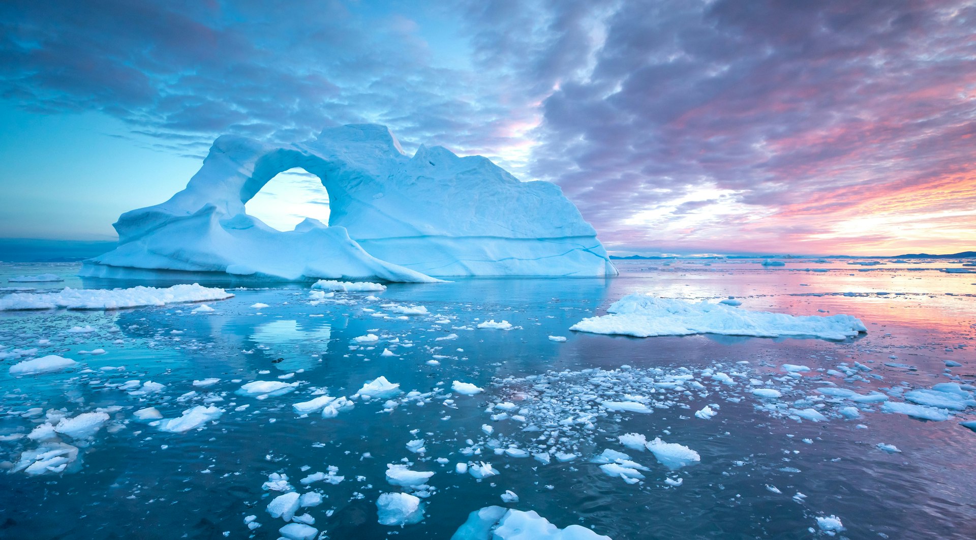 Website_Screen-Floating-icebergs-in-Disko-Bay-glacier-during-midnight-sun-season-of-polar-summer-Ilu