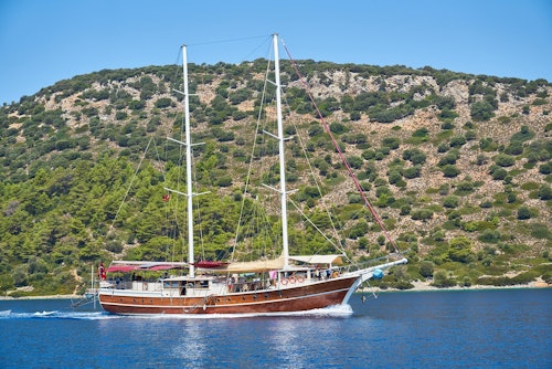 Traditional-Gulet-sailing