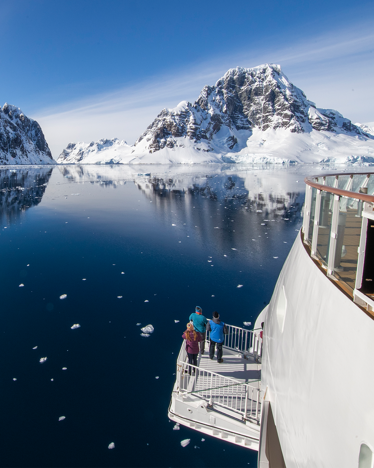passengers watching icebergs go by from the hydraulic viewing platform